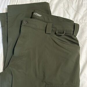 Men’s Duluth Flexpedition Standard Fit Cargo Pants  Olive Color.